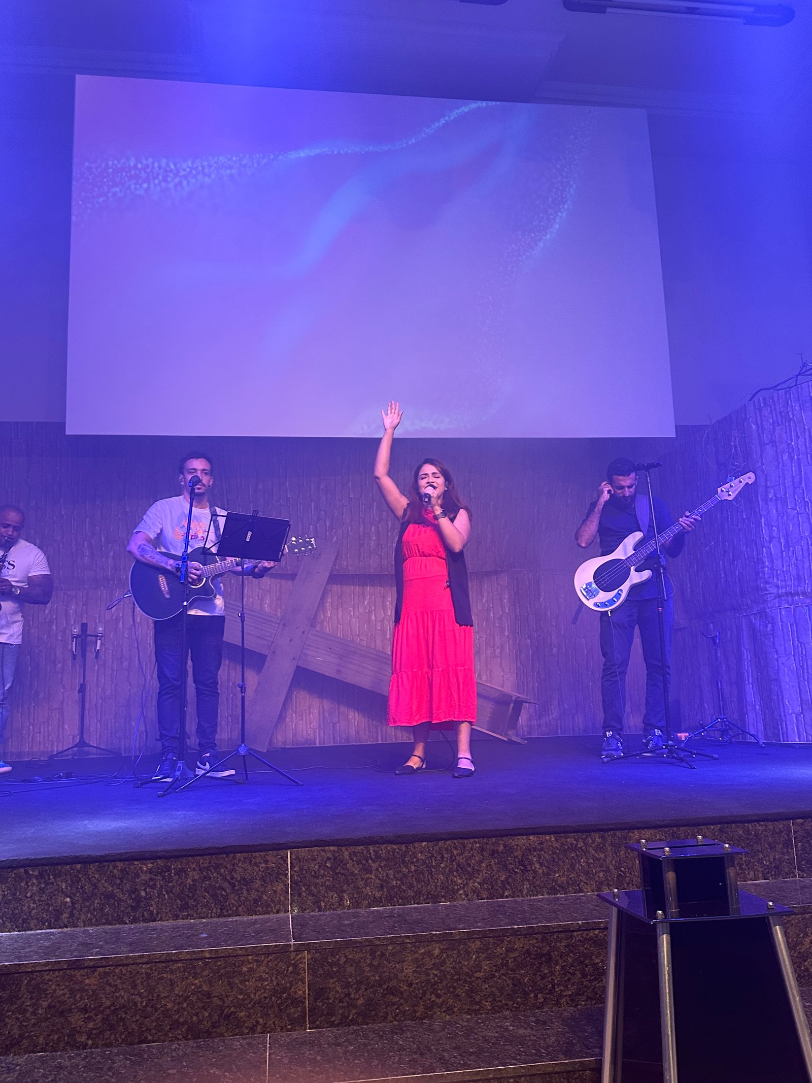 Equipe de adoração servindo durante uma celebração da IBPSC